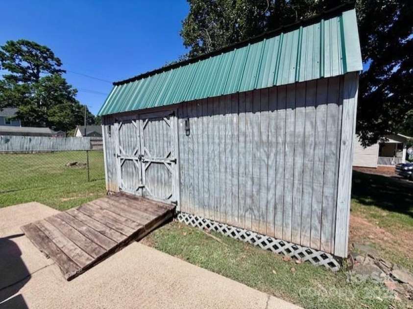2411 Winterfield Drive, Gastonia, NC 28056.  MLS# CAR4297530, YatesRealty ID 35204. 