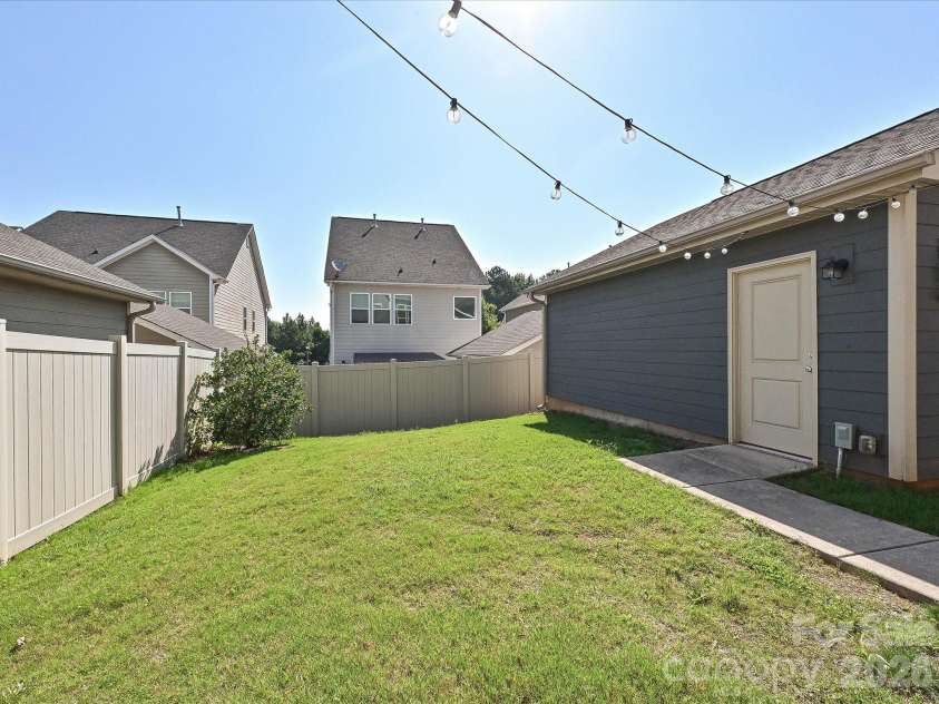 6320 Kennard Drive, Charlotte, NC 28216.  MLS# CAR4400358, YatesRealty ID 35206. Back yard