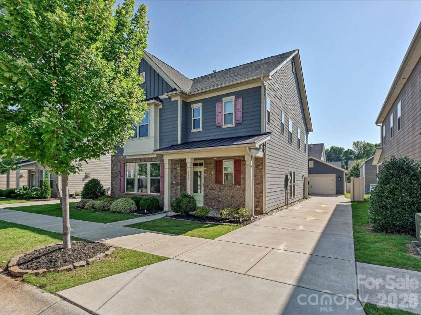 6320 Kennard Drive, Charlotte, NC 28216.  MLS# CAR4400358, YatesRealty ID 35206. Driveway