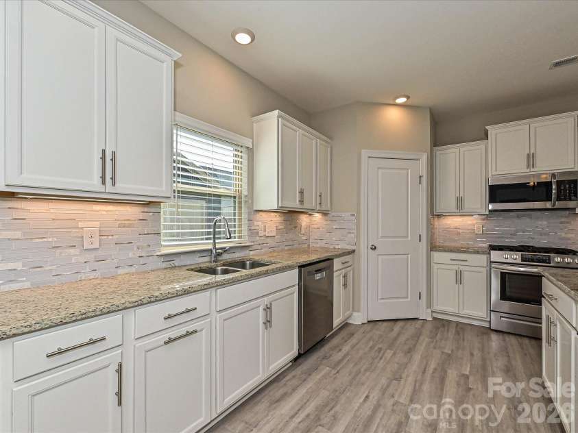 6320 Kennard Drive, Charlotte, NC 28216.  MLS# CAR4400358, YatesRealty ID 35206. Kitchen