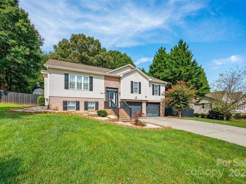 107 Cliffwood Drive, Hudson, NC 28638.  MLS# CAR4297801, YatesRealty ID 35208. 