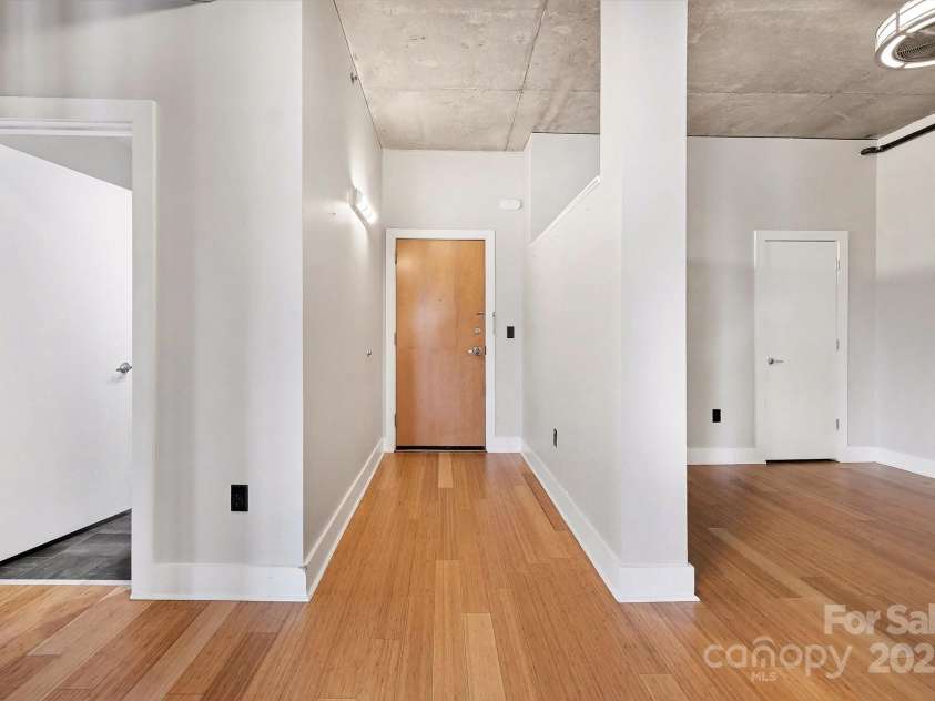 505 Sixth Street, Charlotte, NC 28202.  MLS# CAR4331370, YatesRealty ID 3521. ENTRY HALL