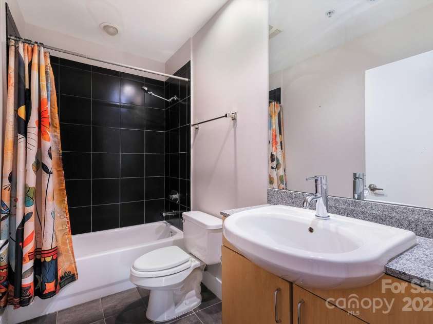 505 Sixth Street, Charlotte, NC 28202.  MLS# CAR4331370, YatesRealty ID 3521. HALL/GUEST BATHROOM