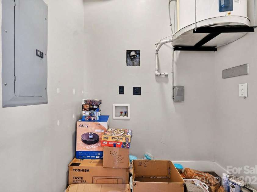 505 Sixth Street, Charlotte, NC 28202.  MLS# CAR4331370, YatesRealty ID 3521. LAUNDRY ROOM