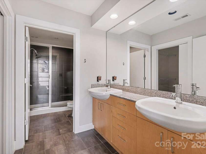 505 Sixth Street, Charlotte, NC 28202.  MLS# CAR4331370, YatesRealty ID 3521. PRIMARY BATHROOM