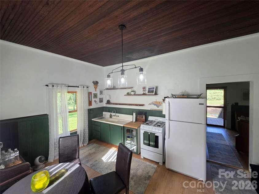 38 Lloyd Barnwell Road, Hendersonville, NC 28792.  MLS# CAR4394211, YatesRealty ID 35210. Custom Kitchen