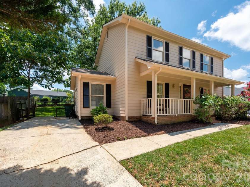 9112 Winter Moss Court, Charlotte, NC 28227.  MLS# CAR4399996, YatesRealty ID 35212. 