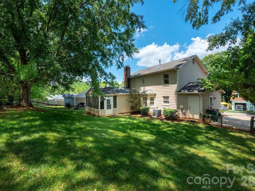 9112 Winter Moss Court, Charlotte, NC 28227.  MLS# CAR4399996, YatesRealty ID 35212. 