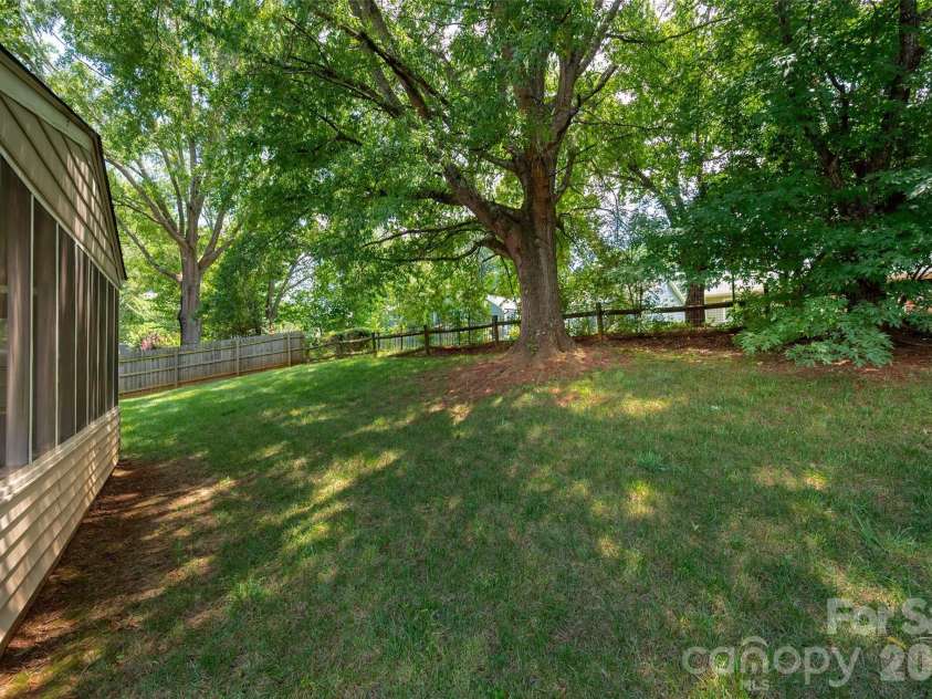 9112 Winter Moss Court, Charlotte, NC 28227.  MLS# CAR4399996, YatesRealty ID 35212. 
