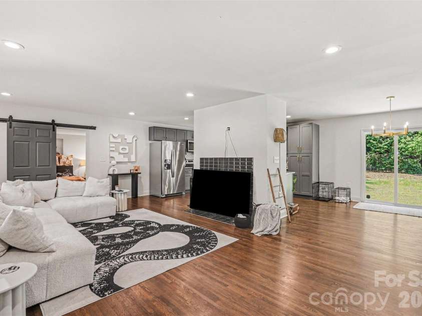 1027 Dresden Drive, Charlotte, NC 28205.  MLS# CAR4400632, YatesRealty ID 35216. 