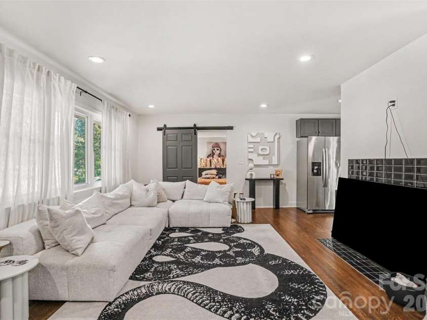 1027 Dresden Drive, Charlotte, NC 28205.  MLS# CAR4400632, YatesRealty ID 35216. 