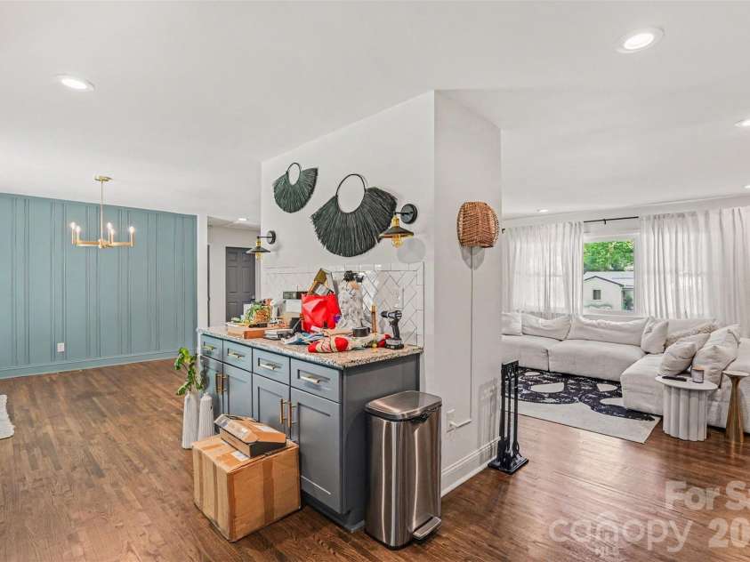 1027 Dresden Drive, Charlotte, NC 28205.  MLS# CAR4400632, YatesRealty ID 35216. 