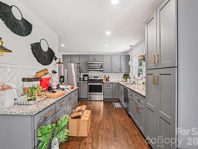 1027 Dresden Drive, Charlotte, NC 28205.  MLS# CAR4400632, YatesRealty ID 35216. 