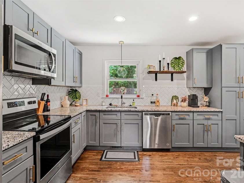 1027 Dresden Drive, Charlotte, NC 28205.  MLS# CAR4400632, YatesRealty ID 35216. 