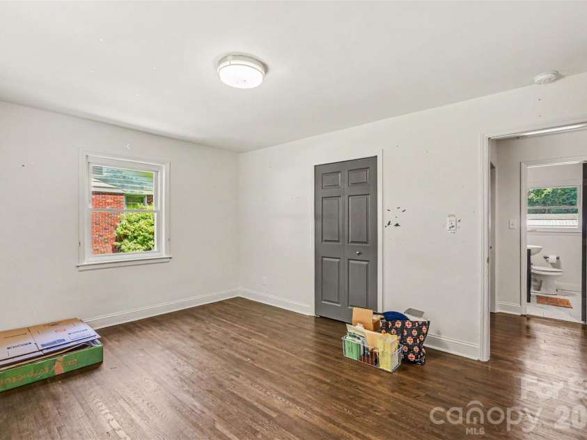 1027 Dresden Drive, Charlotte, NC 28205.  MLS# CAR4400632, YatesRealty ID 35216. 