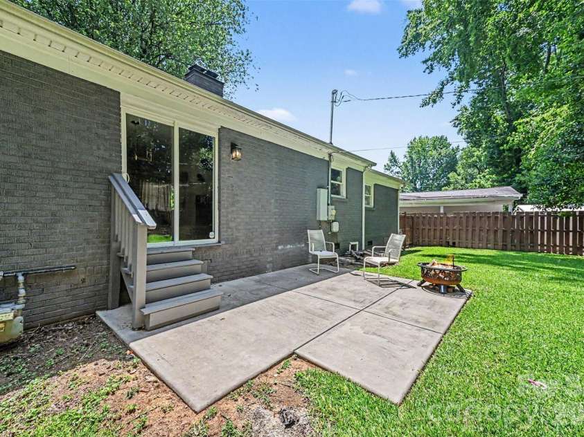 1027 Dresden Drive, Charlotte, NC 28205.  MLS# CAR4400632, YatesRealty ID 35216. 