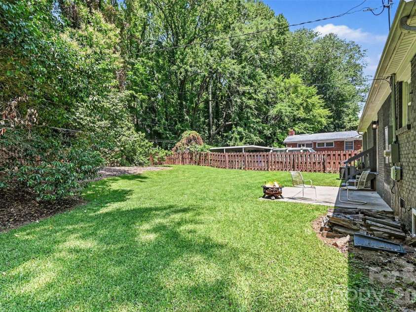 1027 Dresden Drive, Charlotte, NC 28205.  MLS# CAR4400632, YatesRealty ID 35216. 