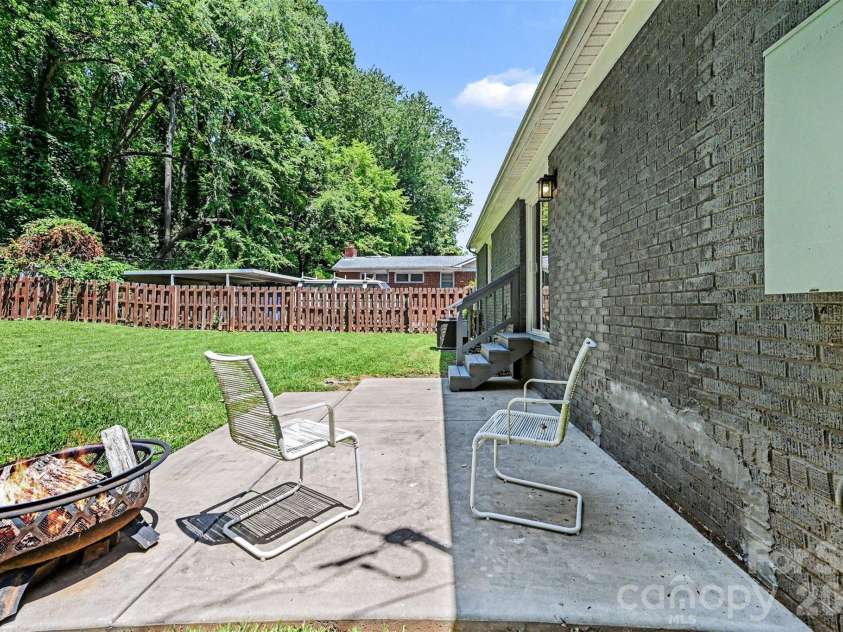 1027 Dresden Drive, Charlotte, NC 28205.  MLS# CAR4400632, YatesRealty ID 35216. 