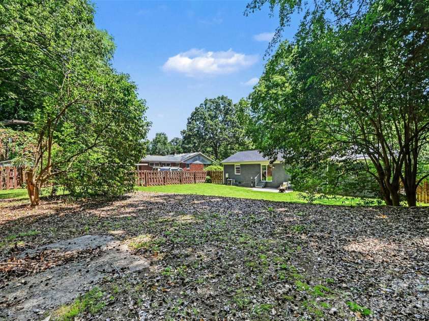 1027 Dresden Drive, Charlotte, NC 28205.  MLS# CAR4400632, YatesRealty ID 35216. 
