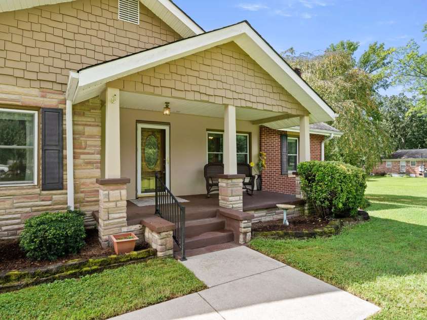 429 Brooklyn Avenue, Hendersonville, NC 28792.  MLS# CAR4289164, YatesRealty ID 35219. 