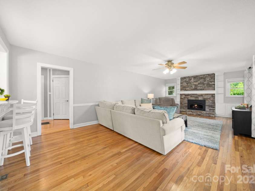 429 Brooklyn Avenue, Hendersonville, NC 28792.  MLS# CAR4289164, YatesRealty ID 35219. 