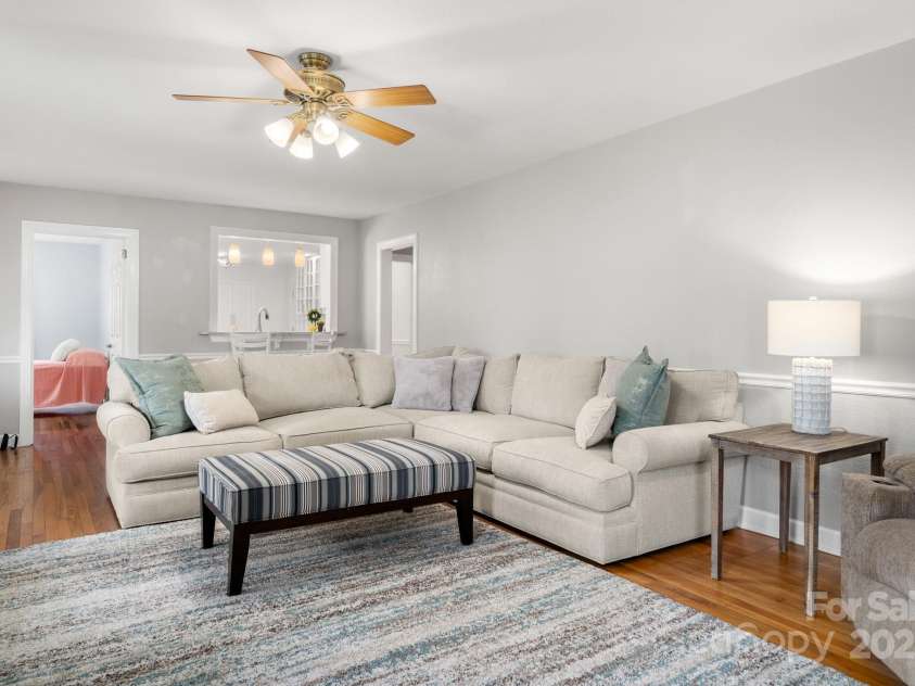 429 Brooklyn Avenue, Hendersonville, NC 28792.  MLS# CAR4289164, YatesRealty ID 35219. 