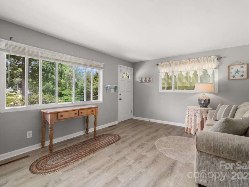 429 Brooklyn Avenue, Hendersonville, NC 28792.  MLS# CAR4289164, YatesRealty ID 35219. 