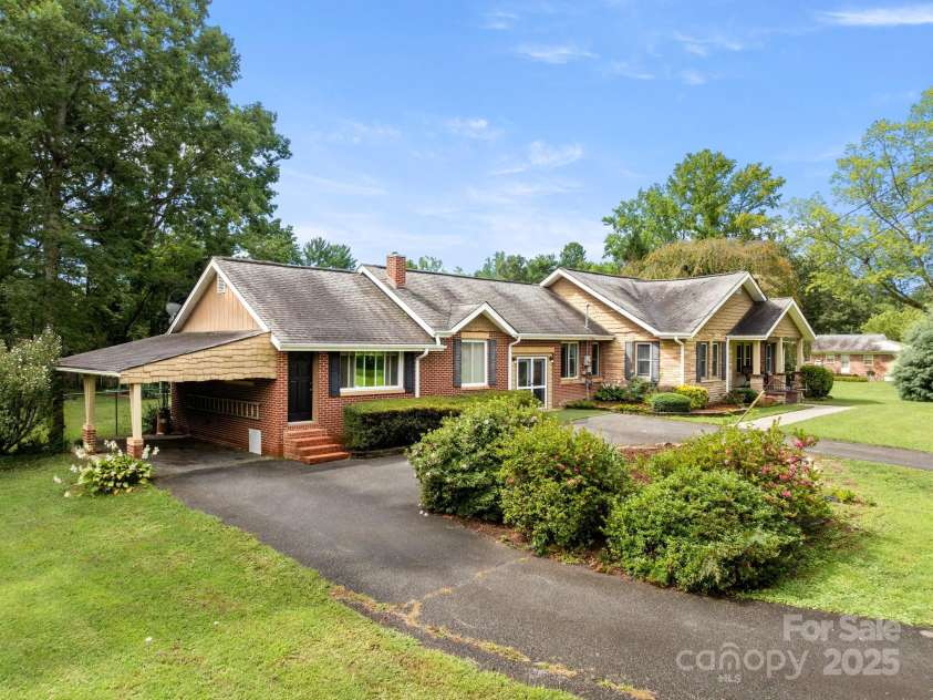 429 Brooklyn Avenue, Hendersonville, NC 28792.  MLS# CAR4289164, YatesRealty ID 35219. 