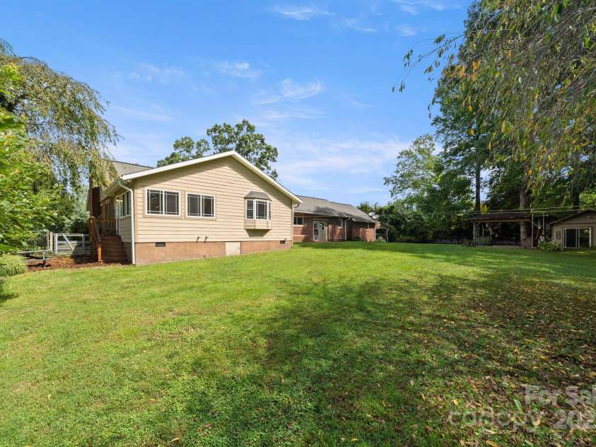 429 Brooklyn Avenue, Hendersonville, NC 28792.  MLS# CAR4289164, YatesRealty ID 35219. 