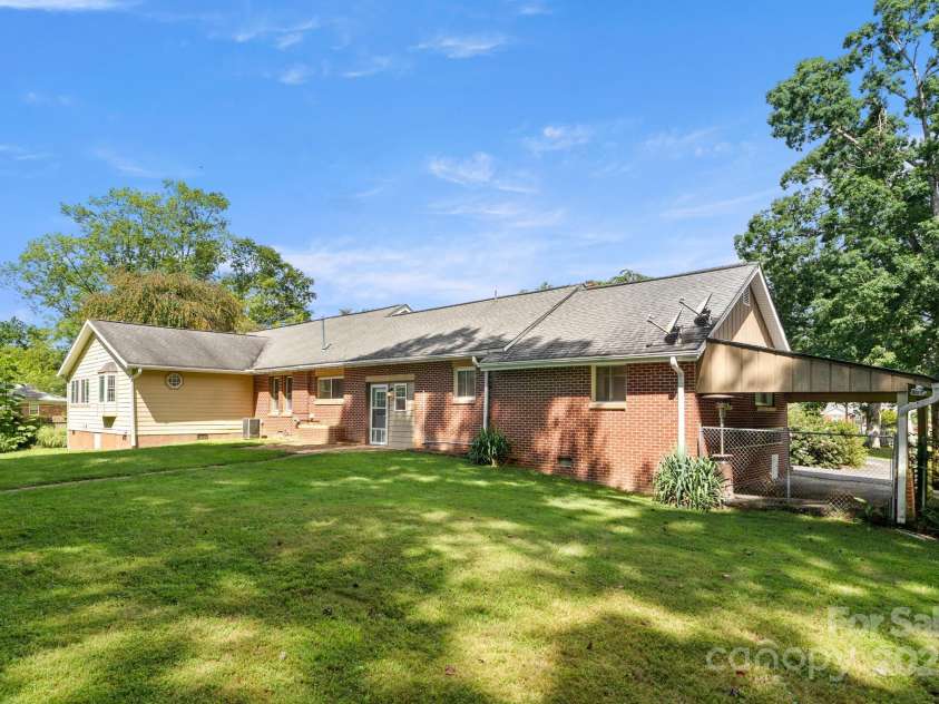 429 Brooklyn Avenue, Hendersonville, NC 28792.  MLS# CAR4289164, YatesRealty ID 35219. 