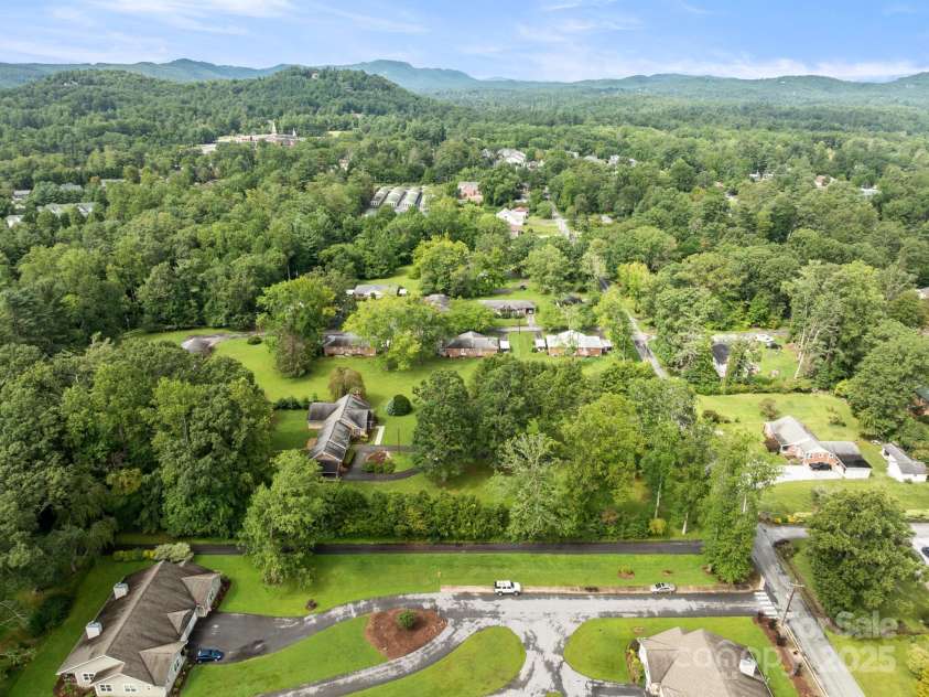 429 Brooklyn Avenue, Hendersonville, NC 28792.  MLS# CAR4289164, YatesRealty ID 35219. 