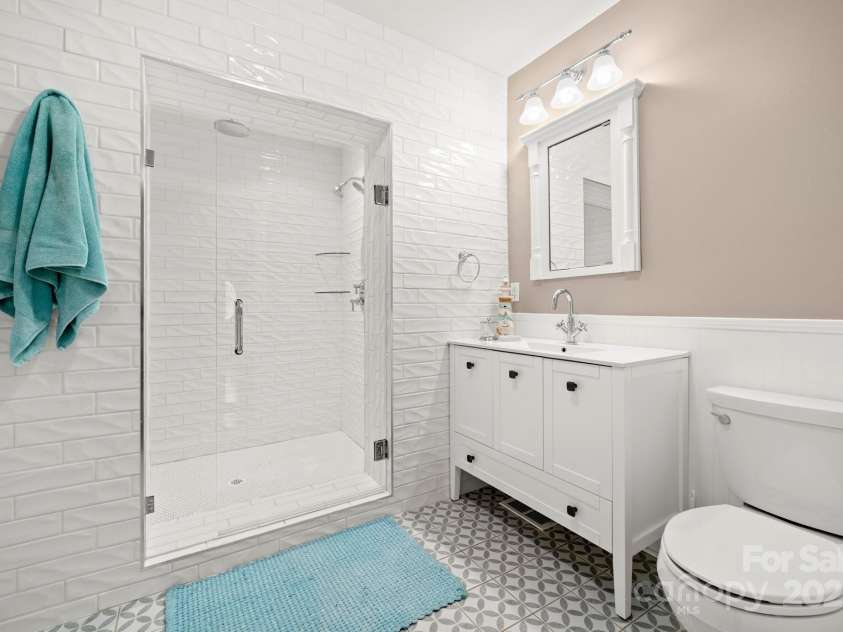 429 Brooklyn Avenue, Hendersonville, NC 28792.  MLS# CAR4289164, YatesRealty ID 35219. Updated Full Bathroom