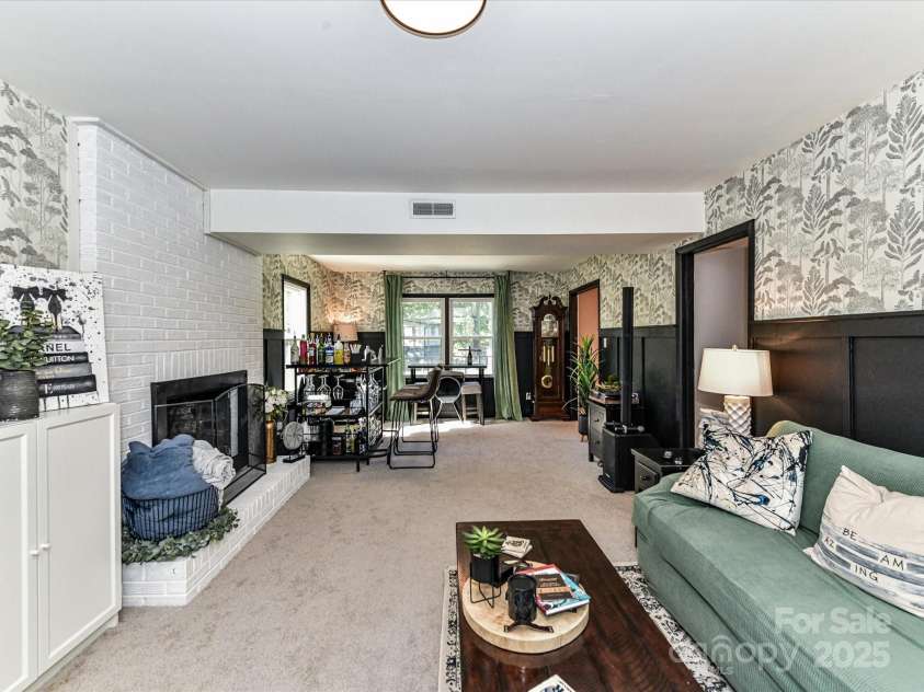 6013 Ferndale Place, Charlotte, NC 28215.  MLS# CAR4297150, YatesRealty ID 35226. 