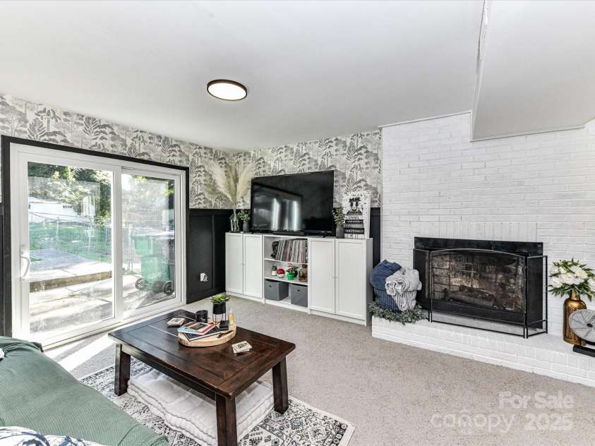 6013 Ferndale Place, Charlotte, NC 28215.  MLS# CAR4297150, YatesRealty ID 35226. 