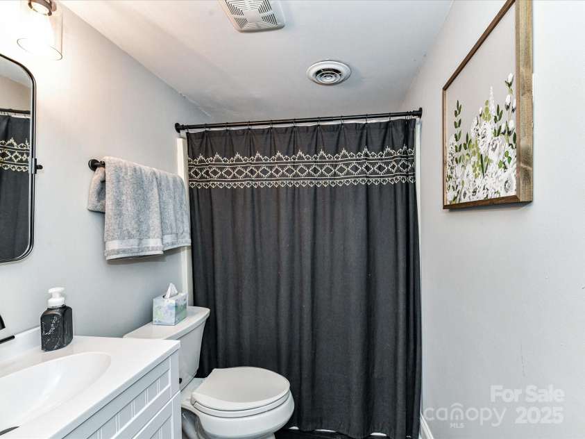 6013 Ferndale Place, Charlotte, NC 28215.  MLS# CAR4297150, YatesRealty ID 35226. 