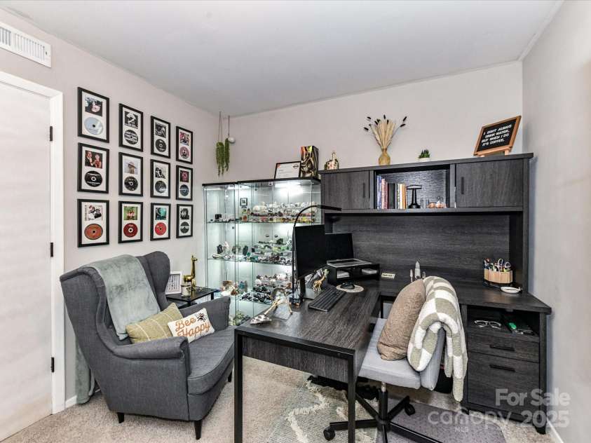 6013 Ferndale Place, Charlotte, NC 28215.  MLS# CAR4297150, YatesRealty ID 35226. 