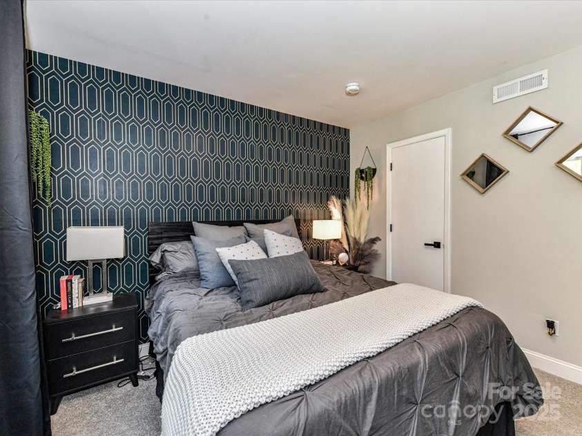 6013 Ferndale Place, Charlotte, NC 28215.  MLS# CAR4297150, YatesRealty ID 35226. 