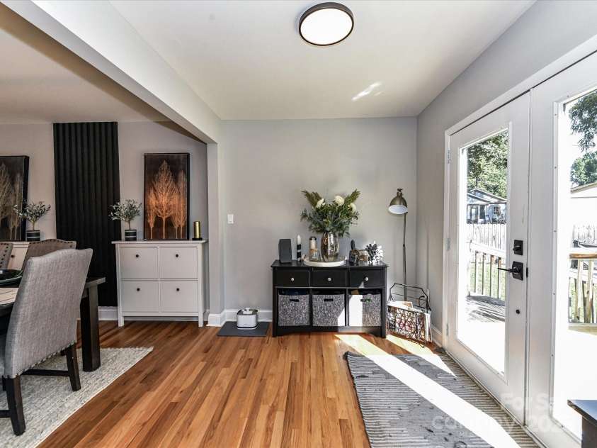 6013 Ferndale Place, Charlotte, NC 28215.  MLS# CAR4297150, YatesRealty ID 35226. 