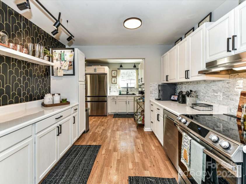 6013 Ferndale Place, Charlotte, NC 28215.  MLS# CAR4297150, YatesRealty ID 35226. 