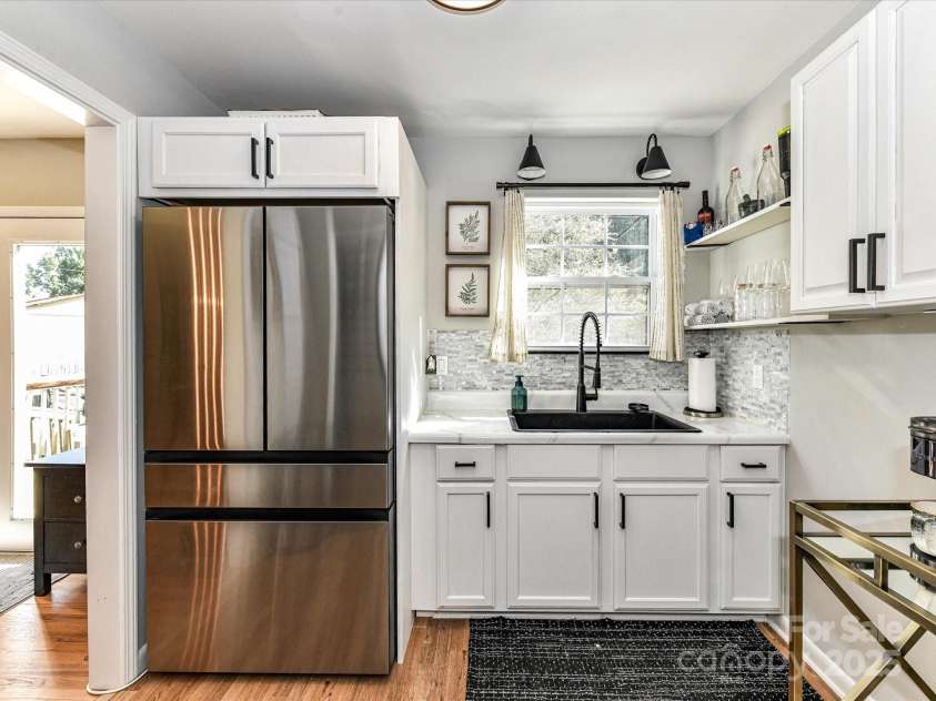 6013 Ferndale Place, Charlotte, NC 28215.  MLS# CAR4297150, YatesRealty ID 35226. 