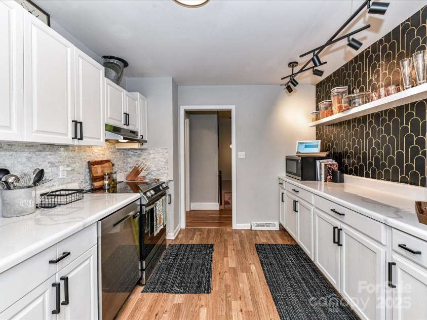 6013 Ferndale Place, Charlotte, NC 28215.  MLS# CAR4297150, YatesRealty ID 35226. 