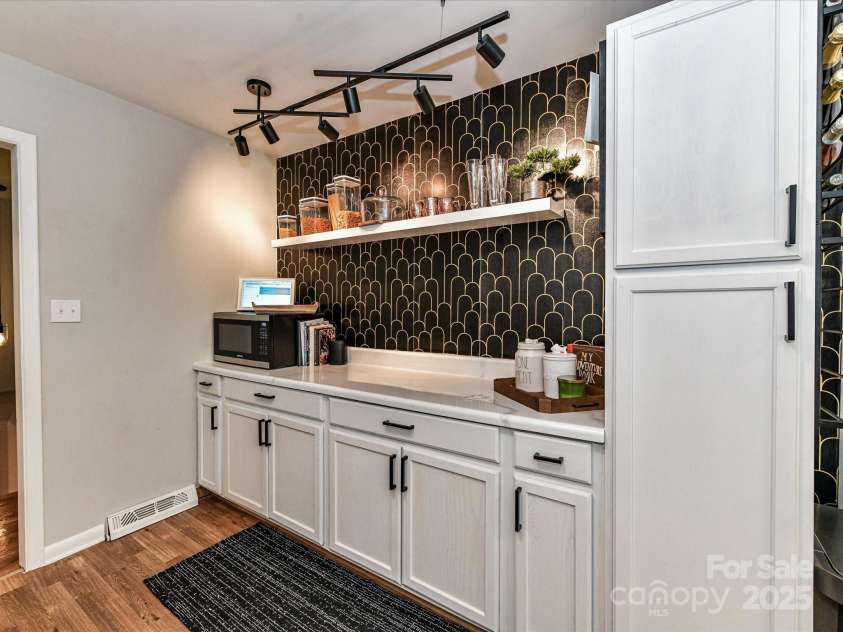 6013 Ferndale Place, Charlotte, NC 28215.  MLS# CAR4297150, YatesRealty ID 35226. 