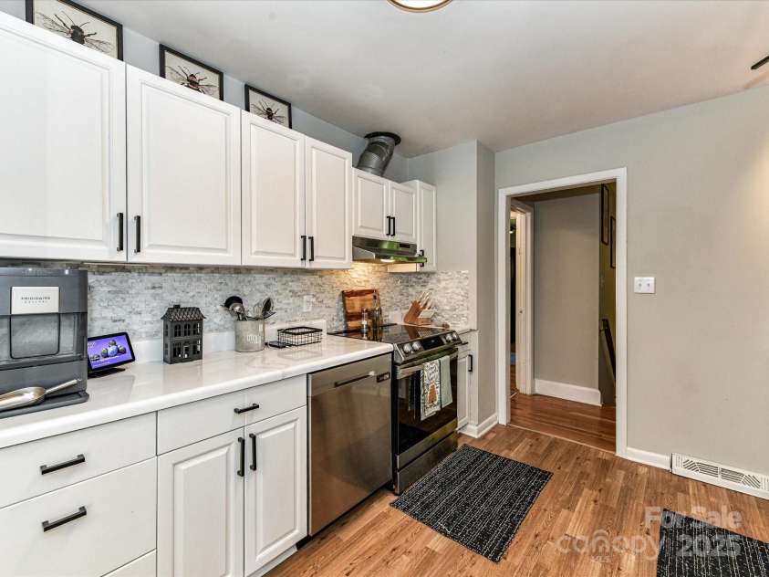6013 Ferndale Place, Charlotte, NC 28215.  MLS# CAR4297150, YatesRealty ID 35226. 