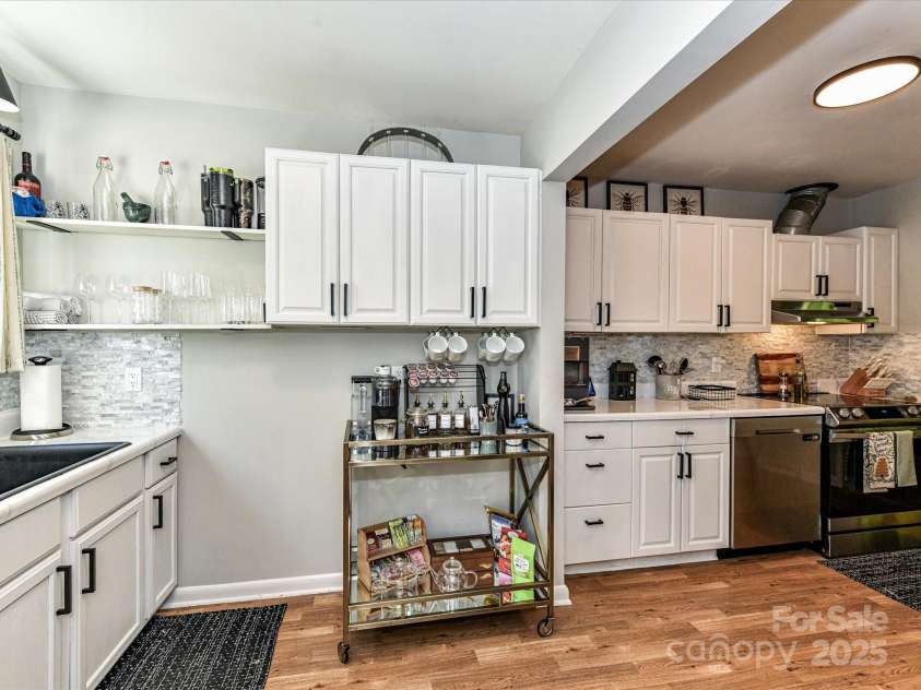 6013 Ferndale Place, Charlotte, NC 28215.  MLS# CAR4297150, YatesRealty ID 35226. 