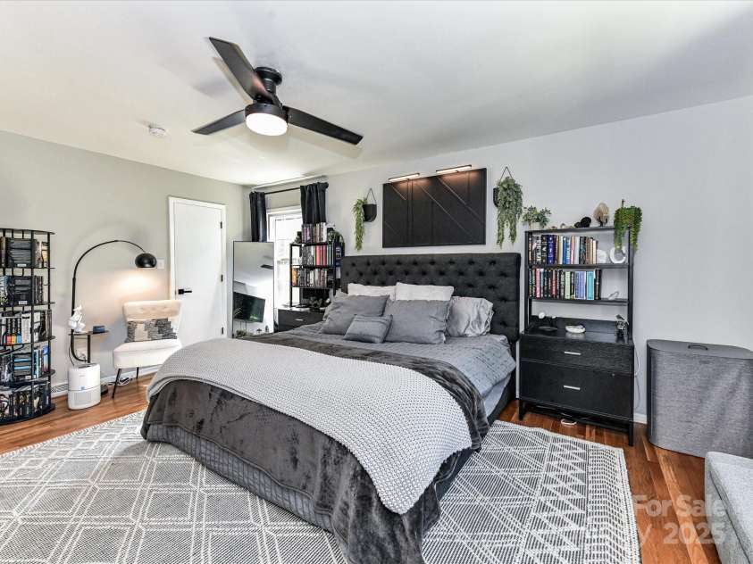 6013 Ferndale Place, Charlotte, NC 28215.  MLS# CAR4297150, YatesRealty ID 35226. 
