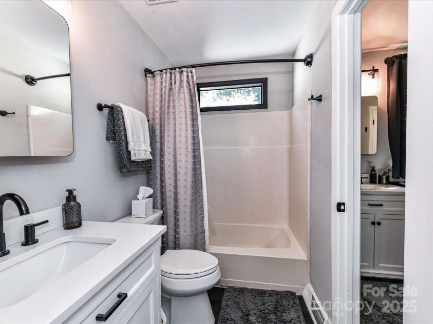 6013 Ferndale Place, Charlotte, NC 28215.  MLS# CAR4297150, YatesRealty ID 35226. 