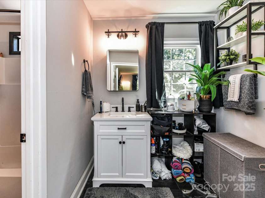 6013 Ferndale Place, Charlotte, NC 28215.  MLS# CAR4297150, YatesRealty ID 35226. 