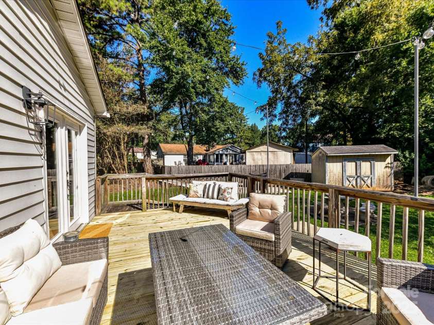 6013 Ferndale Place, Charlotte, NC 28215.  MLS# CAR4297150, YatesRealty ID 35226. 