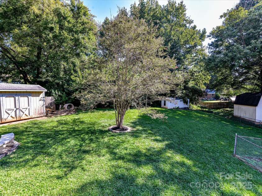 6013 Ferndale Place, Charlotte, NC 28215.  MLS# CAR4297150, YatesRealty ID 35226. 