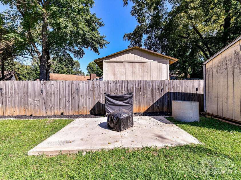 6013 Ferndale Place, Charlotte, NC 28215.  MLS# CAR4297150, YatesRealty ID 35226. 